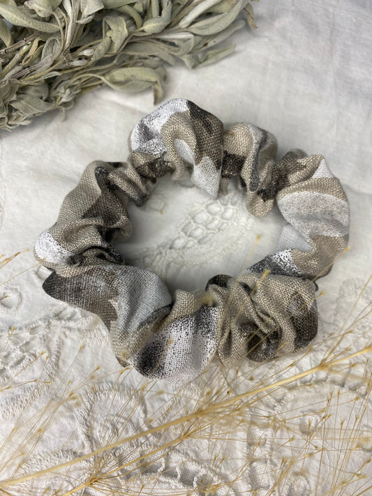 LINEN FLORAL SCRUNCHIE