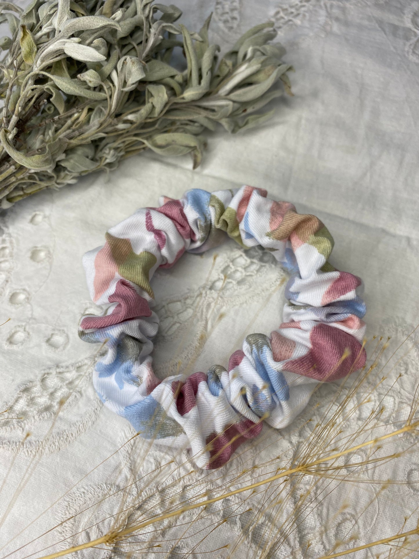 JERSEY FLORAL SCRUNCHIE